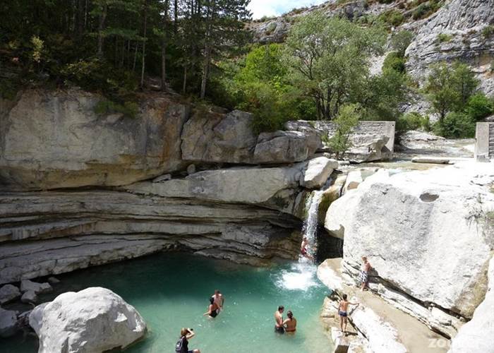 Baignade dans les gorges de la Meouge