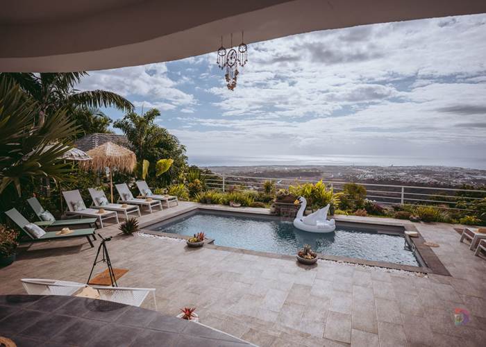 Vue sur la piscine et l'Océan Indien