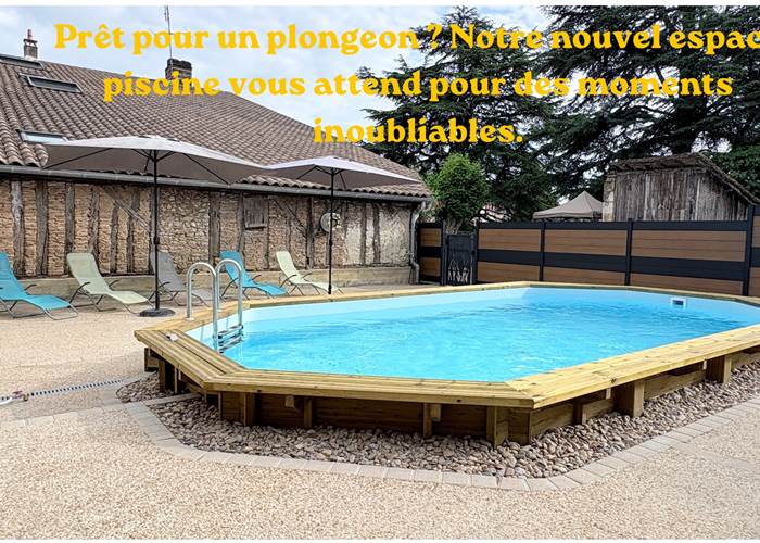 Piscine - transats - salon jardin - parasol