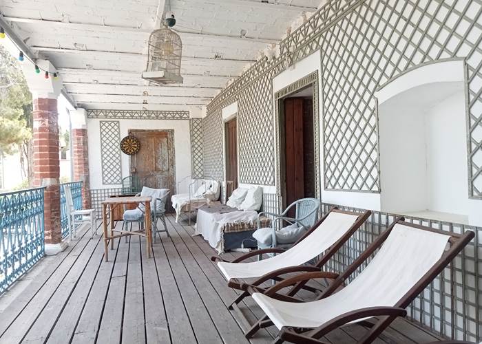 Le Mas Palegry chambres d'hôtes Perpignan - La terrasse du premier étage pour profiter de quelques instants de repos avant de prendre la route