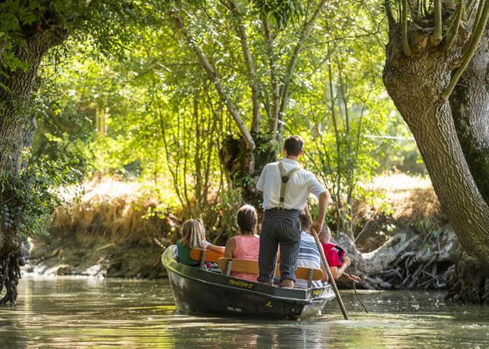 Balade en barque dans le Marais - Copyright Julien Gazeau