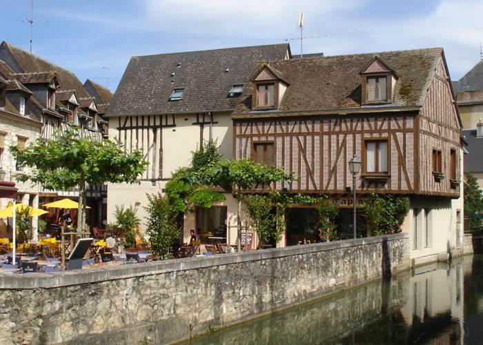 Quartier de la Pêcherie (3 minutes à pied)