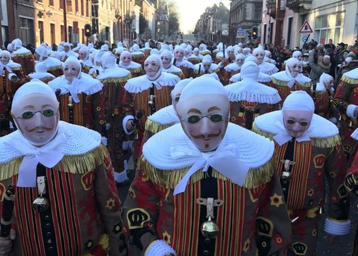 les Gilles défilent dans les rues de Binche à l'occasion du Carnaval
