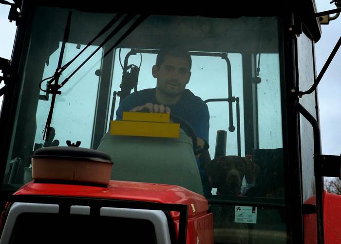 Mathieu lors de ces tous premiers pas en tracteur !