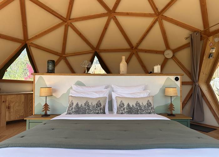 Lit Queen-size confortable avec linge de qualité hotelière