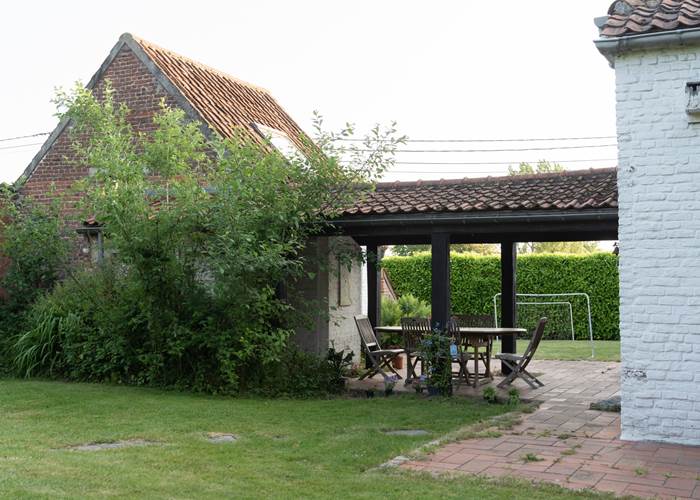 écrire sous la pergola en été