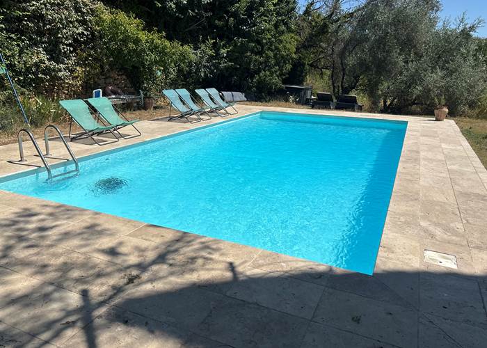 Le robot piscine travaille en toute quiétude pendant les visites...
