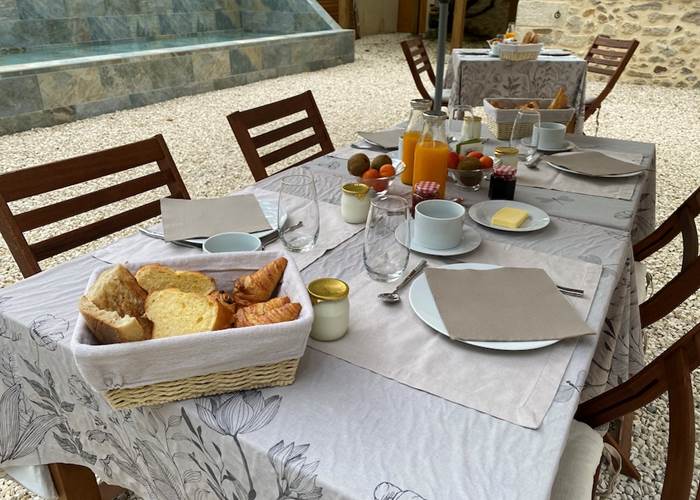 petit-dejeuner-continental-terrasse-le-chirol