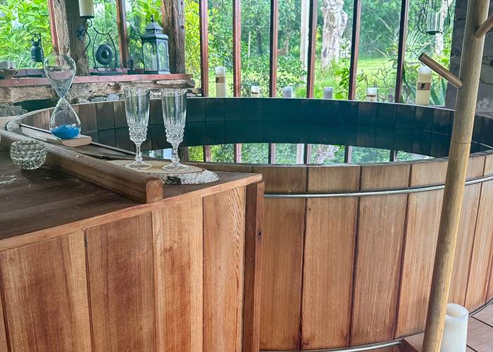 se délasser dans l'eau chaude du bain Ofuro