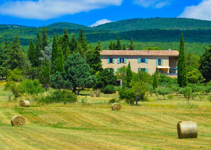 Votre lieu de stage : la Bastide du Claus, au pied de la montagne de Lure, à 740m d'altitude.