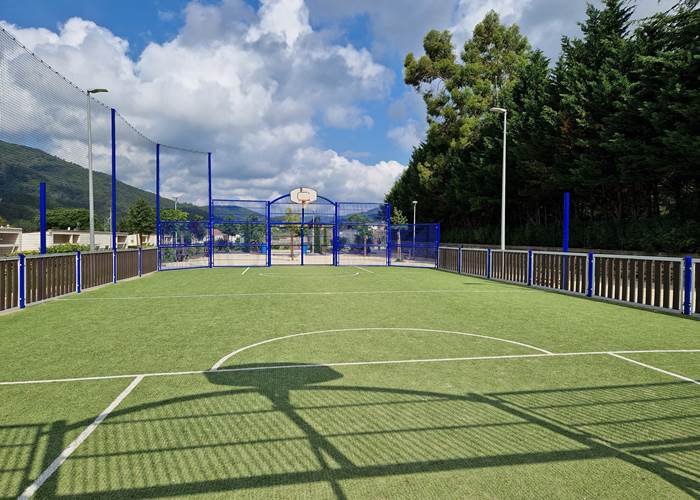 Terrains de basket à 5 minutes à pied...