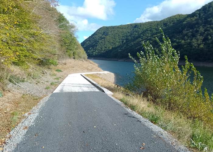 Mise à l'eau de Lanau sur la Dordogne, barrage de l'Aigle 1 km