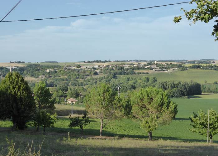 Saint Roch chambres d'hôtes le village de Tournecoupe depuis la colline voisine.jpg