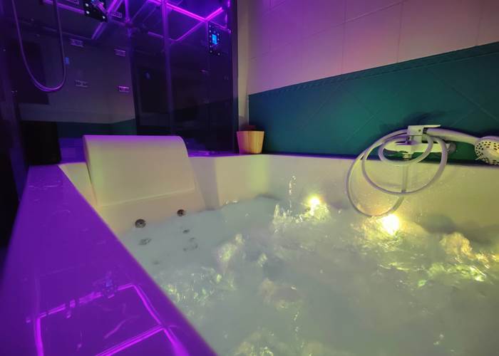 Gîtes, chambre d'hôtes et table d'hôtes gastronomique à Casteljaloux Lot et Garonne, piscine, jacuzzi et spa