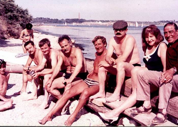 Georges Brassens entouré de ses amis