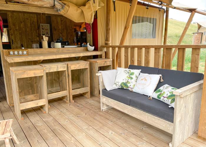 Glamping ecolodge Dreamer Hitton Séjours Nature terrasse avec bar donnant sur la cuisine