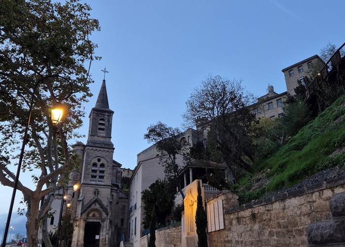 Eglise au pied de la Cathédrale St Nazaire Béziers