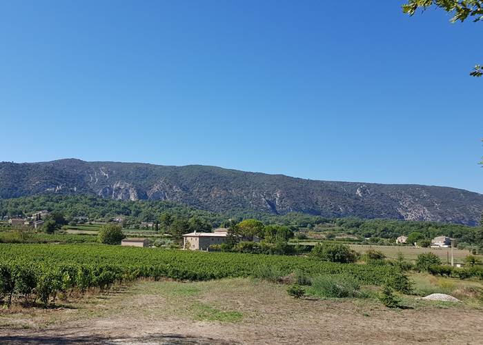 Oppède en Provence - vue Sud sur le massif du Luberon et Oppède le Vieux