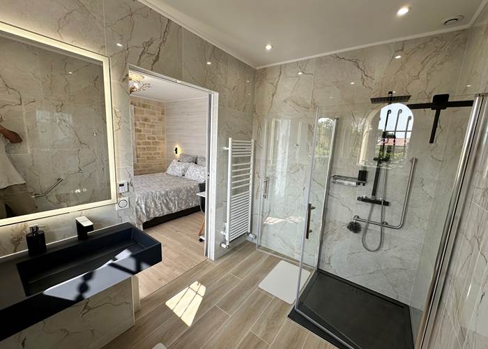salle-de-bain-raphael-lavabo-douche-pmr_mas-des-anges_soussans-margaux_pmr-handicap_luxueuse.jpg