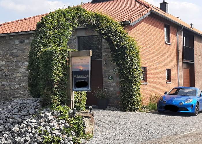 Façade vue entrée maison d'hôtes
