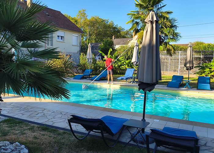Piscine et jardin pour un week-end détente en couple dans la Sarthe