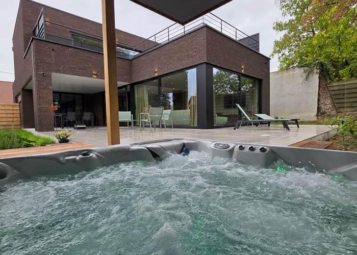Vue du jacuzzi sur la terrasse