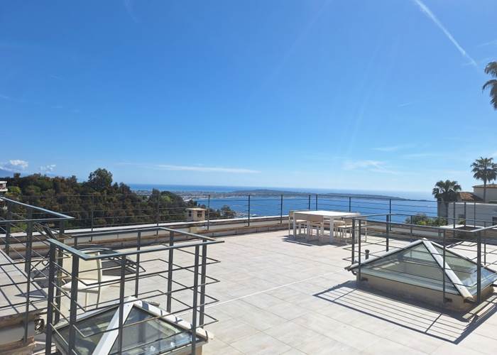 Toit-terrasse pour repas avec vue mer