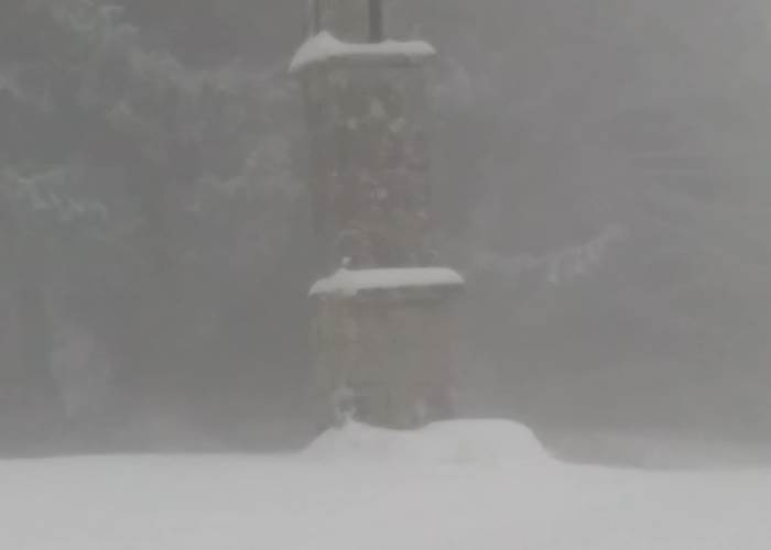 lanterne des morts sous la neige