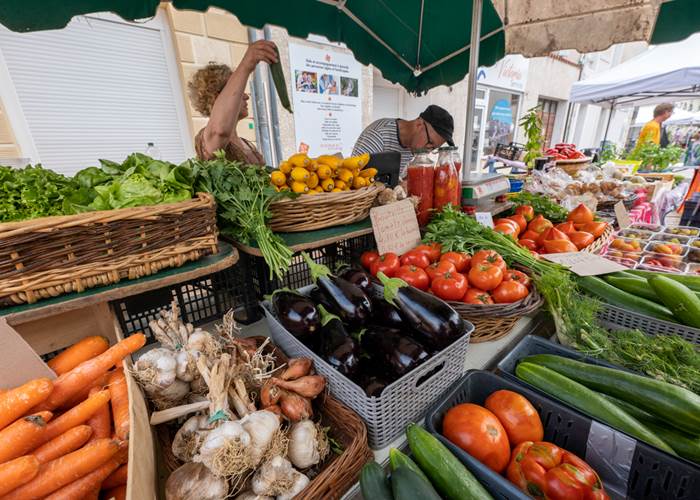 Un bel étalage de légumes au marché de Tonneins