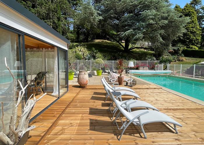 espace piscine et solarium