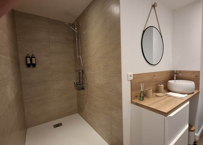 Salle de bain avec douche à l’italienne et vasque en bois dans la chambre Bleue aux Gîtes de Monte Blanco-news