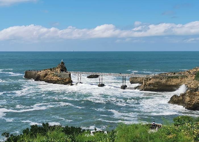 Le célèbre Rocher de la Vierge, à 800m d'OCEAN 7