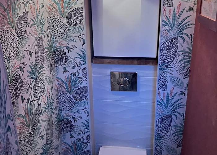 Toilette chambre rouge