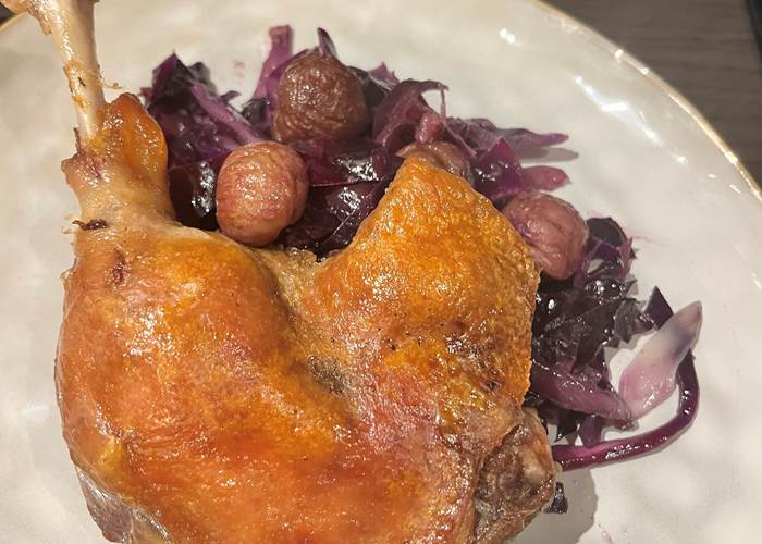 Confit de canard sur lit de chou rouge, oignons rouges et châtaignes