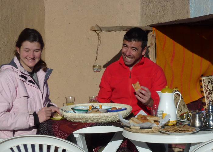 Petit-déjeuner sur la terrasse