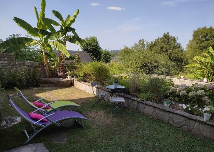Chambres d'hôtes l'Amphitryon - Détente dans le jardin