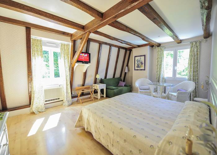 Villa Ric, chambres climatisées, vue nature, vacances à Saint-Céré