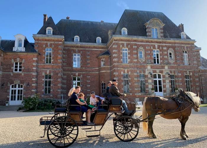 Calèche dans la cour du Château d'Auteuil