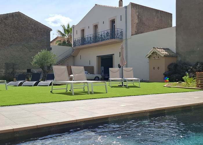 Piscine du gîte Le Ramonetage aux Gîtes de Monte Blanco à Montblanc, avec transats et parasols en été-news