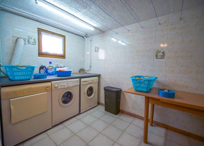 Buanderie au sous dol avec le lave linge