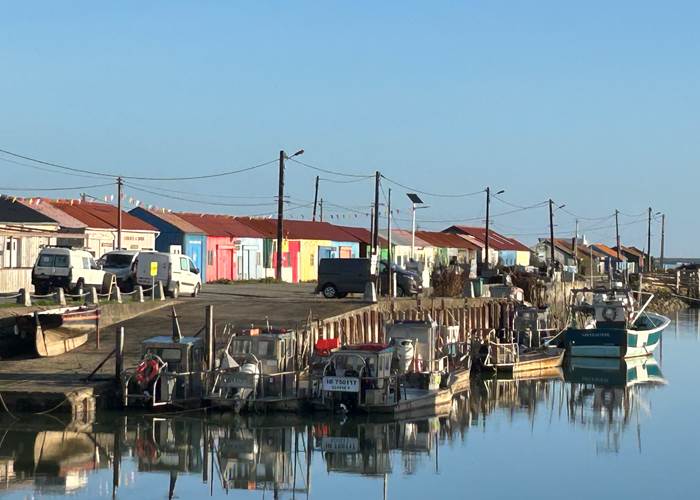 Les cabanes colorées du port de Saint Trojan