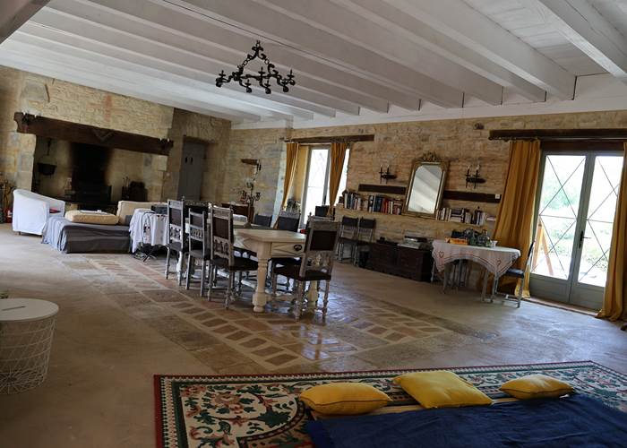 Grand salon lumineux du Château de Saint-Chamarand dans le Lot, espace convivial pour séjours et groupes