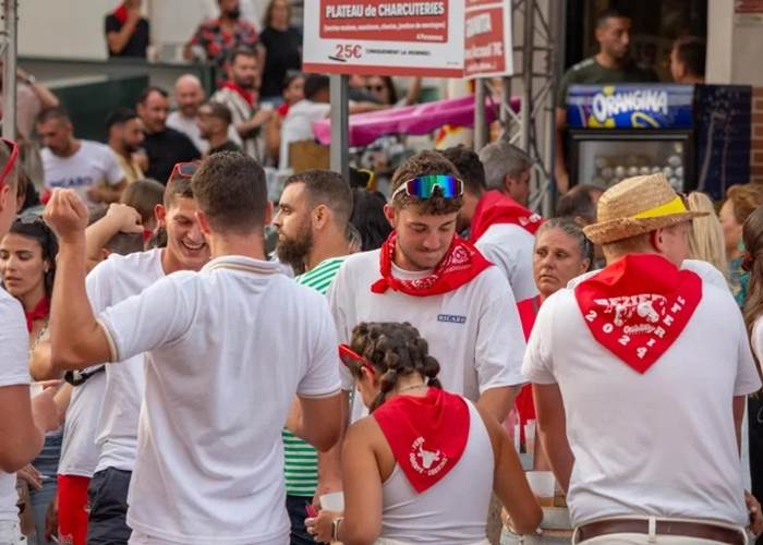 Ambiance conviviale dans les rues de Béziers lors de la Féria.