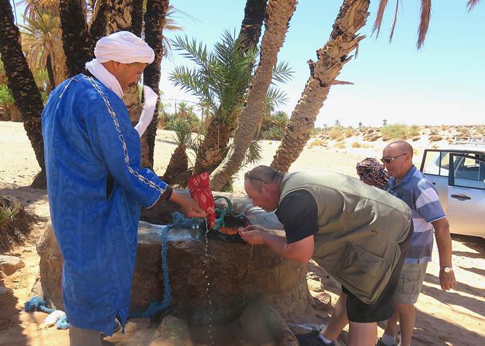Autour d'un puits dans le désert