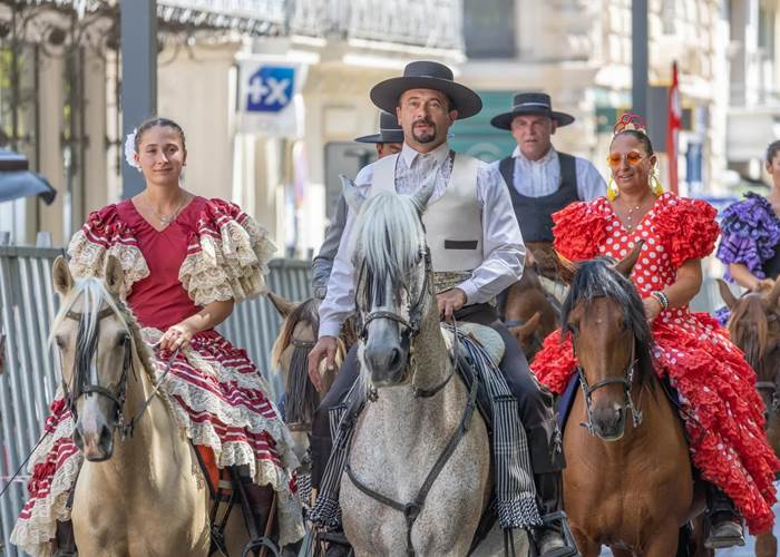 Défilé de cavaliers en tenue traditionnelle pendant la Féria de Béziers.