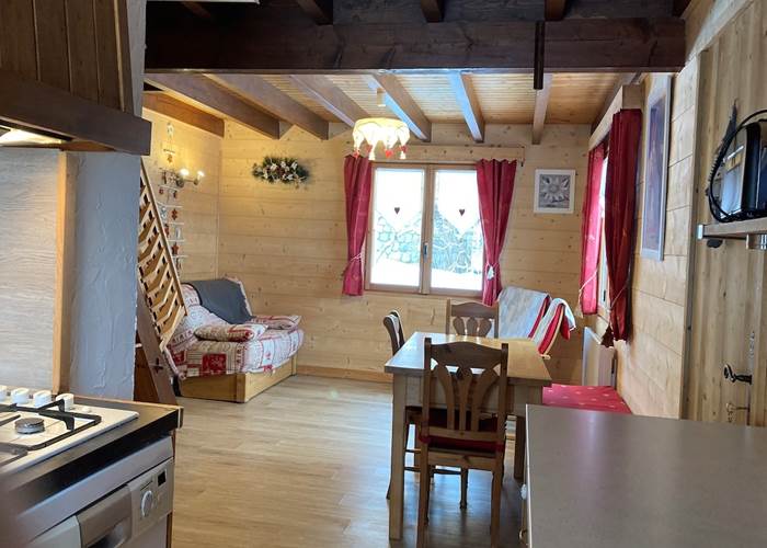 Vue sur le séjour depuis la cuisine