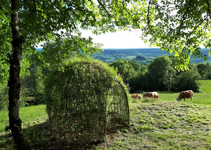 UNE GLORIETTE EN OSIER DANS LE JARDIN DE LA DOMOSTELLA, FACE A TURENNE