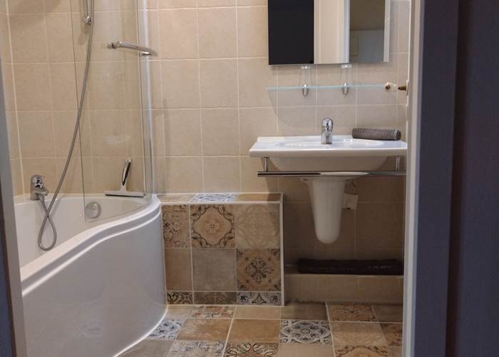 Carrelage terminé dans la salle de bain "La Petite Pause"