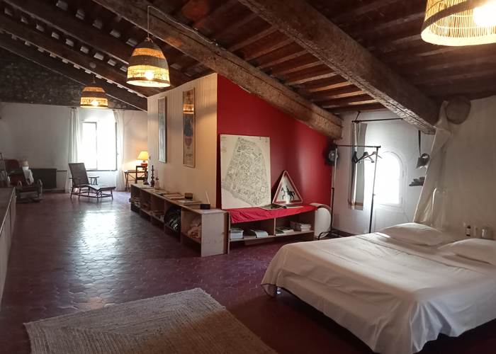 Le Mas Palegry chambres d'hôtes Perpignan - La suite impériale vous attend. 80 m² sous une charpente de 150 ans et une décoration originale. Climatisation réversible; A 2ème étage sans ascenceur