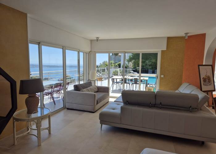 grand espace ouvert sur la piscine